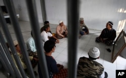 Para narapidana menghadiri pengajian agama yang dipimpin oleh terpidana militan Arif Syaifudin (kanan), di Lapas Porong di Sidoarjo, Jawa Timur (foto: dok).