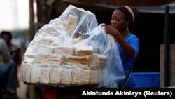 ARCHIVES - Une vendeuse de pain à Lagos, le 1er juin 2017.