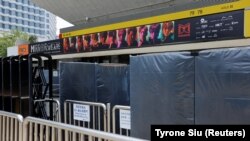 Penutupan Hong Kong Coliseum setelah panel video raksasa jatuh ke panggung saat konser boyband Hong Kong Mirror, di Hong Kong, China, 29 Juli 2022.(Foto: REUTERS/Tyrone Siu)