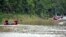 Bomberos de Winchester, Kentucky., se desplazan en botes inflables a través de las aguas de la inundación sobre la carretera estatal 15 en Jackson, Kentucky., para recoger a personas varadas por las aguas de la inundación el jueves 28 de julio de 2022. (Foto AP/Timothy D. fácil)