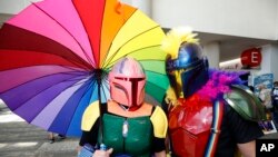 Sitwayen San Diego Lisa Lower ak Shawn Richter, degize tankou Pride Mandalorian, dezyem jou Comic-Con International nan vil San Diego, Kalifoni, 22 Jiye, 2022. 