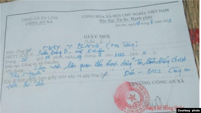 Các tín hữu của nhóm tôn giáo không được nhà nước công nhận bị chính quyền xã mời "làm việc" ngày 13/7/2022. Ảnh do nhân vật cung cấp.