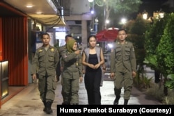 Satpol PP Surabaya melakukan patroli dan pengawasan di area Jl. Tunjungan saat malam hari. (Foto: Courtesy/Humas Pemkot Surabaya)