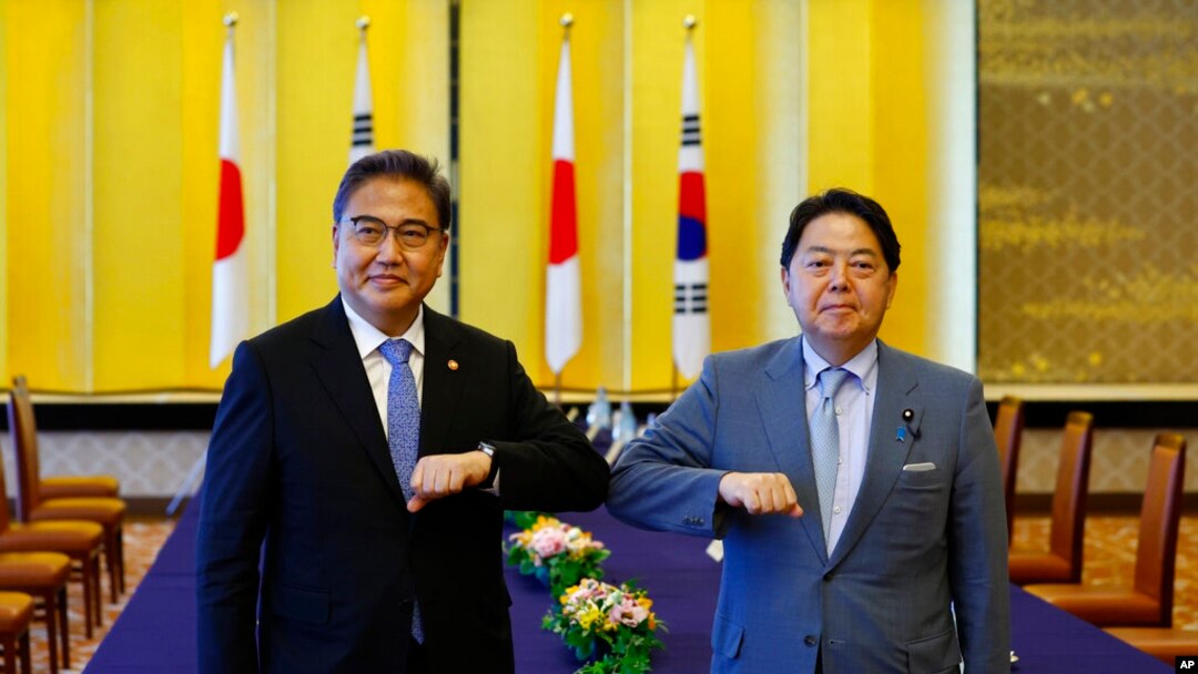 박진 한국 외교장관(왼쪽)과 하야시 요시마사 일본 외무상이 18일 도쿄에서 회담했다.