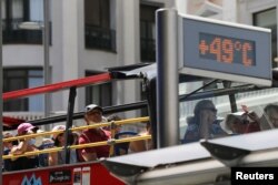 Un autobús turístico circula por Gran Vía, Madrid.