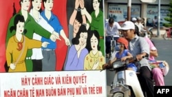 Một biểu ngữ kêu gọi ngăn chặn tệ nạn buôn người ở Việt Nam. 