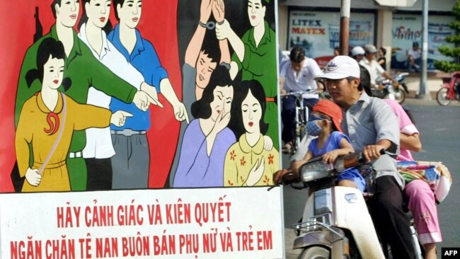 Một biểu ngữ kêu gọi ngăn chặn tệ nạn buôn người ở Việt Nam. Liên Hiệp Quốc ước tính các mạng lưới buôn lậu đưa khoảng 18.000 người từ Việt Nam sang châu Âu mỗi năm.