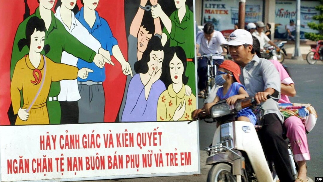 Một poster trên đường phố ở TPHCM kêu gọi mọi người cảnh giác và ngăn chặn tệ nạn buôn bán phụ nữ và trẻ em. 