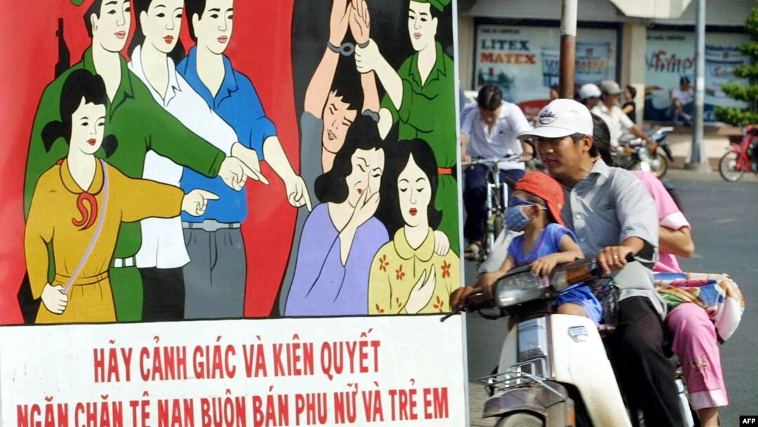 Một biểu ngữ tuyên truyền chống buôn người tại Việt Nam. 