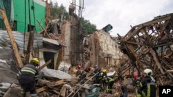 Los rescatistas retiran los escombros luego de un ataque con misiles rusos en Chuhuiv, región de Kharkiv, Ucrania, el 25 de julio de 2022.