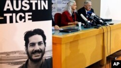 Marc y Debra Tice, los padres de Austin Tice, quien está desaparecido en Siria, hablan durante una conferencia de prensa, en el Club de Prensa en Beirut, Líbano, en 2018. 