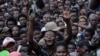 Les partisans des candidats aux sièges électifs locaux font la queue pour recevoir de l'argent lors d'un rassemblement politique à Kisumu, dans l'ouest du Kenya, le 16 juillet 2022.