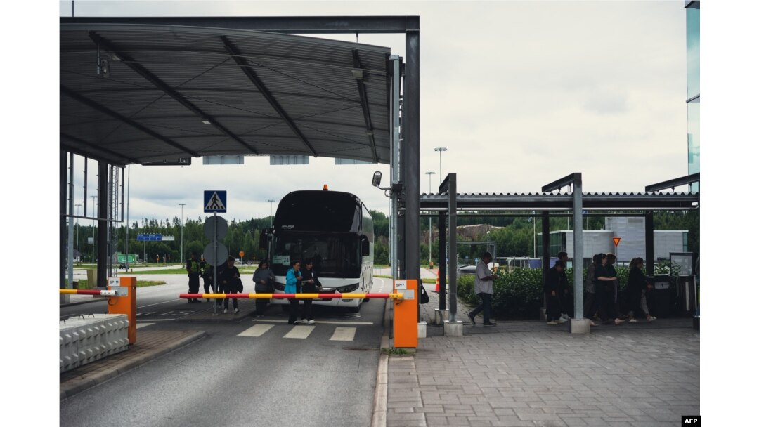 Turis Rusia tiba dengan bus wisata di stasiun penyeberangan perbatasan di perbatasan Nuijamaa, Finlandia, 28 Juli 2022.(Alessandro RAMPAZZO / AFP)