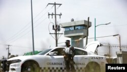 Miembros de la Guardia Nacional frente a la Penitenciaría Federal del Altiplano, donde está encarcelado el narcotraficante Rafael Caro Quintero en Almoloya de Juárez, el 17 de julio de 2022.