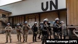Des soldats de l'ONU de la mission de maintien de la paix en République démocratique du Congo (MONUSCO) prennent position dans un entrepôt pillé dans les installations de l'ONU à Goma, le 25 juillet 2022.