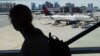Un viajero pasa frente a un avión de Delta Airlines en el aeropuerto Logan al comienzo del largo fin de semana festivo del 4 de julio en Boston, EEUU, el 30 de junio de 2022.