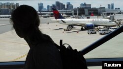 Un viajero pasa frente a un avión de Delta Airlines en el aeropuerto Logan al comienzo del largo fin de semana festivo del 4 de julio en Boston, EEUU, el 30 de junio de 2022.