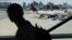 Un viajero pasa frente a un avión de Delta Airlines en el aeropuerto Logan al comienzo del largo fin de semana festivo del 4 de julio en Boston, EEUU, el 30 de junio de 2022.