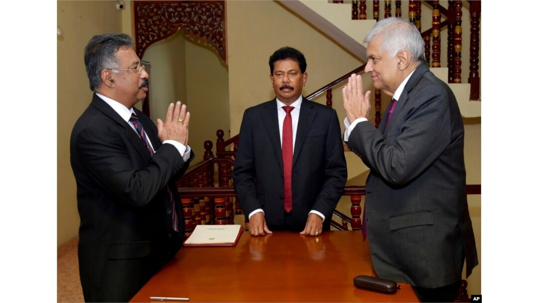 Presiden Sementara Ranil Wickremesinghe, kanan, menyapa Ketua Hakim Jayantha Jayasuriya saat upacara pengambilan sumpah di Kolombo, Sri Lanka, Jumat, 15 Juli 2022 (Foto: via AP)