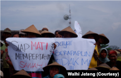 Sekitar dua ratus warga Penawangan menggelar aksi penolakan tambang di sawah mereka pada 25 Mei 2022. (Foto: Dok Walhi Jateng)