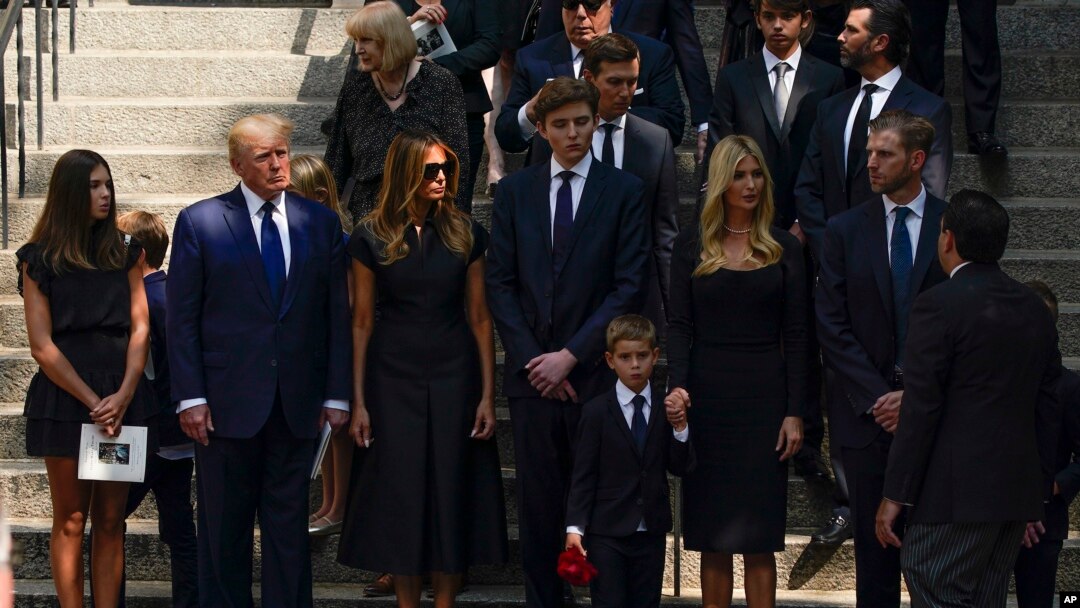 Ansyen Prezidan Donald Trump, Madanm ni Melania, pitit gason ni Barron, bo fis li Jared Kushner, pitit fi li Ivanka, pitit gason li Donald Jr epi Eric asiste fineray Ivana Trump nan legliz katolik St. Vincent Ferrer nan Nouyok, 20 Jiye, 2022. 
