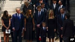 Mantan Presiden Donald Trump dan Melania Trump, serta beberapa putra-putri Trump meninggalkan Gereja Katolik Roma St. Vincent Ferrer setelah pemakaman Ivana Trump, hari Rabu 20 Juli 2022, di Manhattan, New York. 