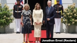 Президент США Джо Байден и первая леди США Джилл Байден приветствуют первую леди Украины Елену Зеленскую в Белом доме в Вашингтоне, США, 19 июля 2022 года