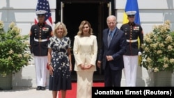 美国总统乔·拜登与第一夫人吉尔·拜登在白宫欢迎乌克兰第一夫人奥莱娜·泽连斯卡娅。(2022年7月19日)