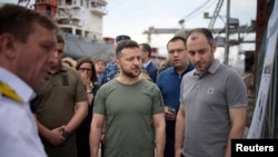 資料照片：烏克蘭總統澤連斯基(左)和基礎設施部長庫布拉科夫(右)重啟糧食出口前訪問港口。 (2022年7月22日)