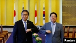 박진(왼쪽) 한국 외교부 장관과 하야시 요시마사 일본 외무상이 지난달 18일 도쿄에서 회동하고 있다. (자료사진)