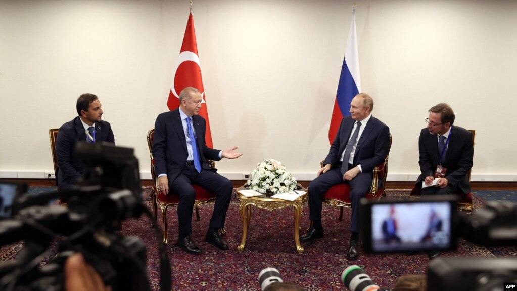 블라디미르 푸틴(가운데 오른쪽) 러시아 대통령과 레제프 타이이프 에르도안(가운데 왼쪽) 터키 대통령이 지난 19일 이란 수도 테헤란에서 회담하고 있다. (자료사진)