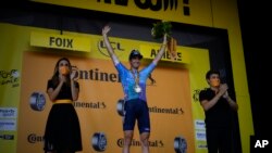 Hugo Houle en el podio tras ganar la 16ta etapa del Tour de Francia, el martes 19 de julio de 2022, en Foix. (AP Foto/Daniel Cole)