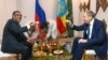 Le ministre russe des Affaires étrangères Sergueï Lavrov rencontre son homologue éthiopien Demeke Mekonnen à Addis-Abeba le 27 juillet 2022.