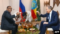 Le ministre russe des Affaires étrangères Sergueï Lavrov rencontre son homologue éthiopien Demeke Mekonnen à Addis-Abeba le 27 juillet 2022.