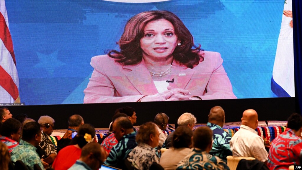 美国副总统哈里斯通过视频连线在斐济苏瓦举行的“太平洋岛国论坛”会议上讲话。(2022年7月13日)(photo:VOA)