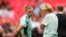 Kapten tim Jerman Alexandra Popp (kiri) berbicara dengan manajer tim Martina Voss-Tecklenburg dalam sesi pemanasan jelang laga final Euro 2022 antara Jerman melawan Inggris di Stadion Wembley, London, pada 31 Juli 2022. (Foto: AP/Alessandra Tarantino)