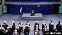 علی خامنه‌ای، رهبر جمهوری اسلامی، در جمع ائمه جمعه
