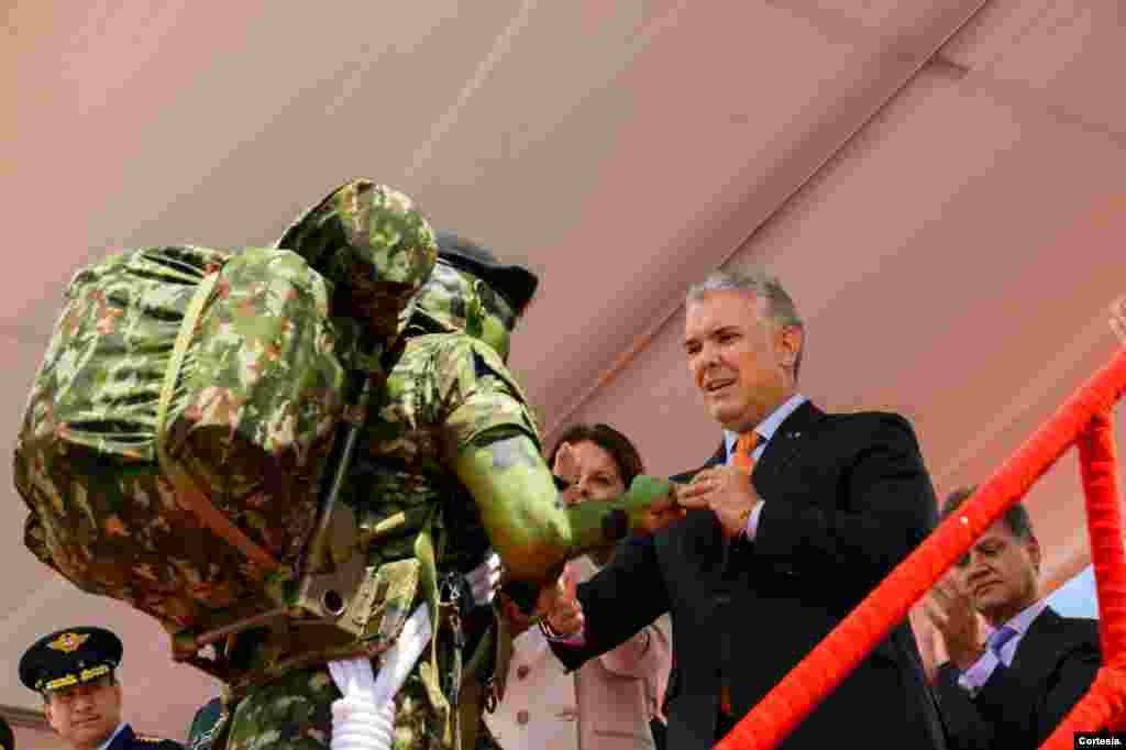 El presidente Iván Duque estuvo presente, durante el desfile militar y policial, este miércoles, donde saludó a algunos miembros del Ejército.