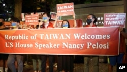 Activistas prodemocracia en Taiwán celebran la visita de la presidenta de la Cámara de Representantes de EEUU, Nancy Pelosi, en Taipei el 2 de agosto de 2022. Foto AP.