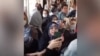 تذکر حجاب در اتوبوس به مشاجره لفظی منجر شد. تصویر برگرفته از ویدئو