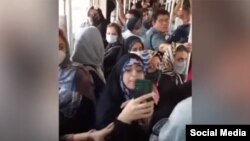 تذکر حجاب در اتوبوس به مشاجره لفظی منجر شد. تصویر برگرفته از ویدئو