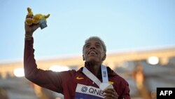 La venezolana Yulimar Rojas, medallista de oro, celebra en el podio durante la ceremonia de entrega de medallas de la final de triple salto femenino durante el Campeonato Mundial de Atletismo en Hayward Field en Eugene, Oregon, el 18 de julio de 2022.