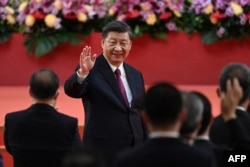 Presiden China Xi Jinping melambaikan tangan di Hong Kong pada 1 Juli 2022. (Foto: AFP)