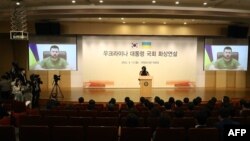 烏克蘭總統澤連斯基在首爾的南韓國會上發表視頻講話。（2022年4月11日）