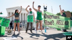 Manifestantes piden apoyo frente a la Corte Suprema para quienes protestan sobre el nuevo mandato referente al derecho al aborto, el 15 de junio de 2022, en Washington DC.