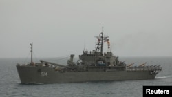 Iran memamerkan kapal perang yang membawa sedikitnya 50 drone di Samudera Hindia hari Jumat (15/7). 