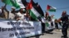 Warga Palestina melakukan aksi unjuk rasa di Betlehem, Tepi Barat menentang pembangunan permukiman Yahudi di wilayah pendudukan, ketika Presiden AS Joe Biden mengunjungi Israel dan wilayah Palestina, pada 15 Juli 2022 lalu (foto: dok). 