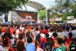 Pendukung Presiden baru Ferdinand Marcos Jr menonton pidato kenegaraan di layar lebar di sepanjang Jalan Batasang Pambansa, di luar Kongres DPR di Quezon City, Manila Senin, 25 Juli 2022.(AP Photo/ Gerard Carreon)