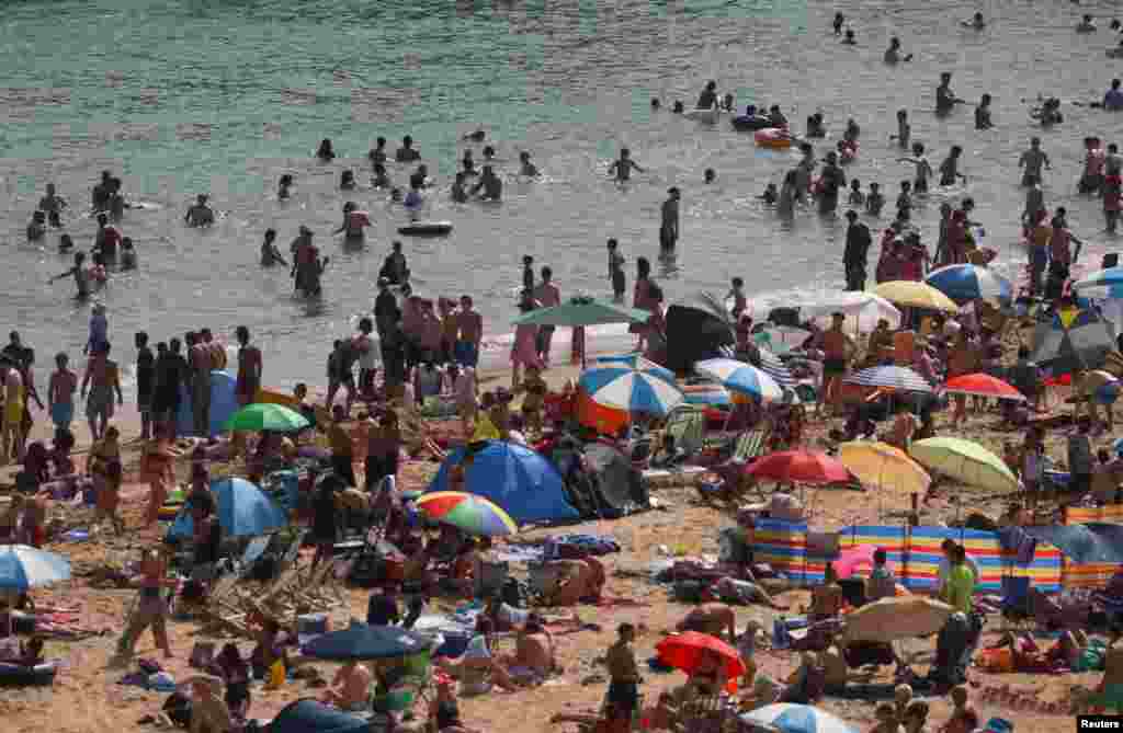 La gente disfruta del clima cálido en la playa de Bournemouth, Reino Unido, mientras una ola de calor llega al país, el 17 de junio de 2022.
