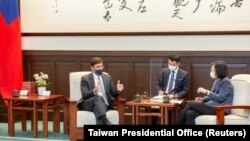 台湾总统蔡英文在台北会见到访的美国前防长埃斯珀。（2022年7月19日）